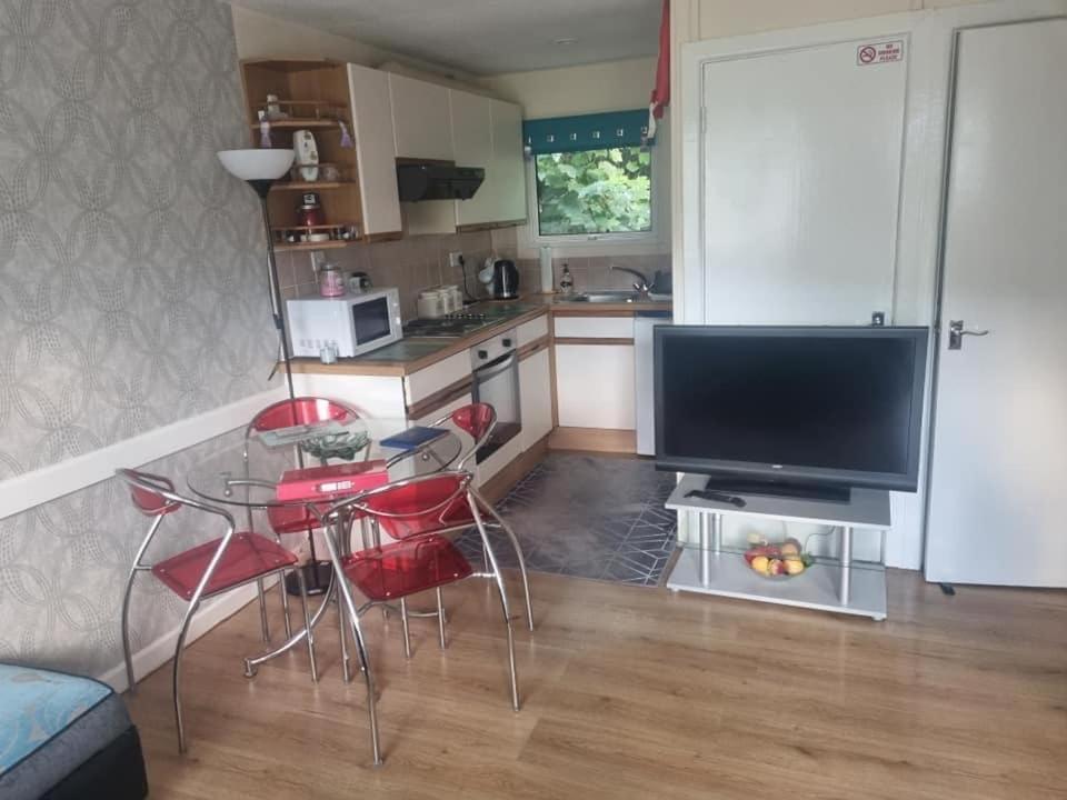 Beautiful 2-Bed Villa In 卡姆尔福德 外观 照片